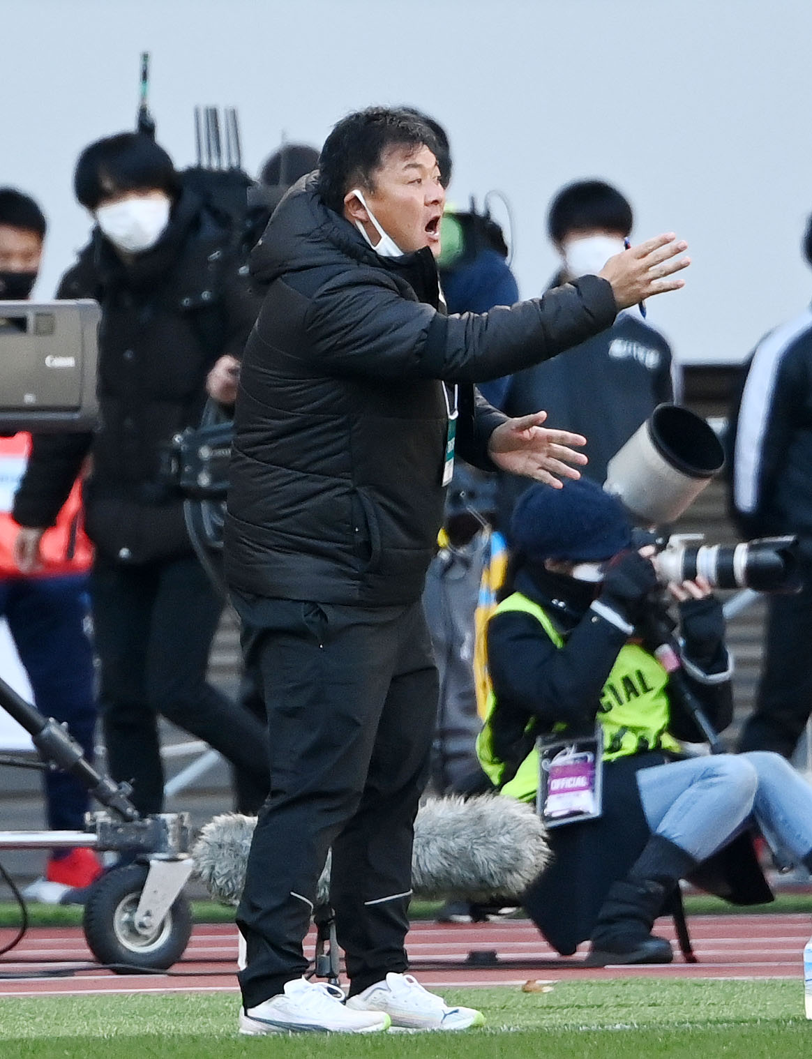 高川学園対青森山田　前半、指示を出す高川学園・江本監督（撮影・横山健太）