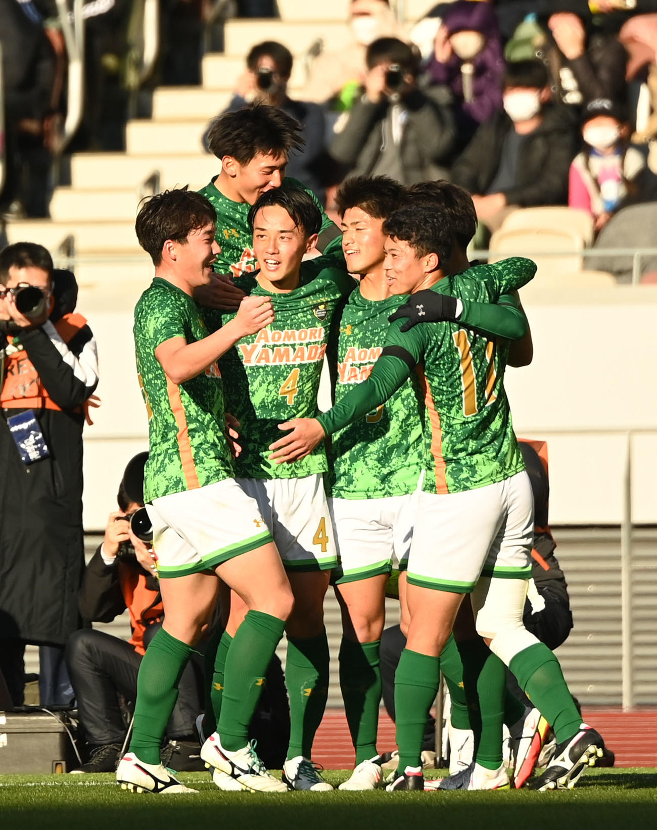 高川学園対青森山田　前半、丸山がゴールを決め歓喜する青森山田イレブン（撮影・横山健太）