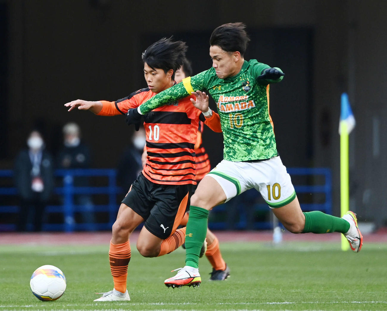 高川学園対青森山田　前半、競り合う高川学園・林（左）と青森山田・松木（撮影・横山健太）