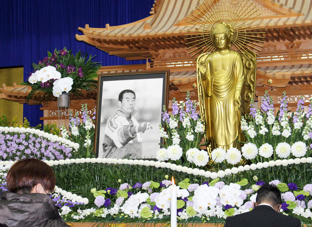 小嶺忠敏さんの遺影が飾られた祭壇（撮影・菊川光一）