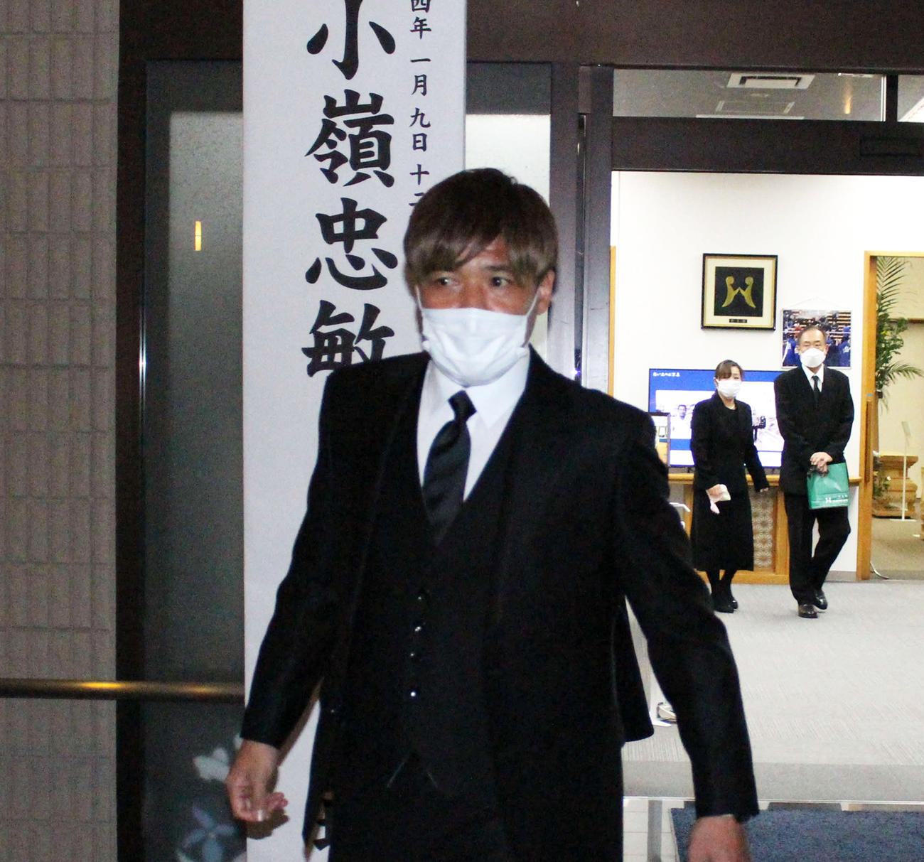 小嶺忠敏さんの通夜に訪れた大久保嘉人氏（撮影・菊川光一）