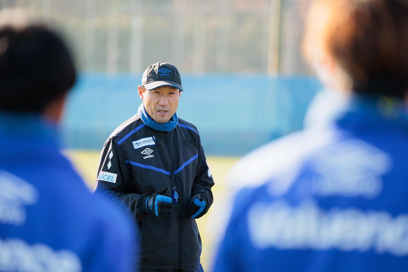 初練習の指揮を執るG大阪の片野坂新監督（G大阪提供）