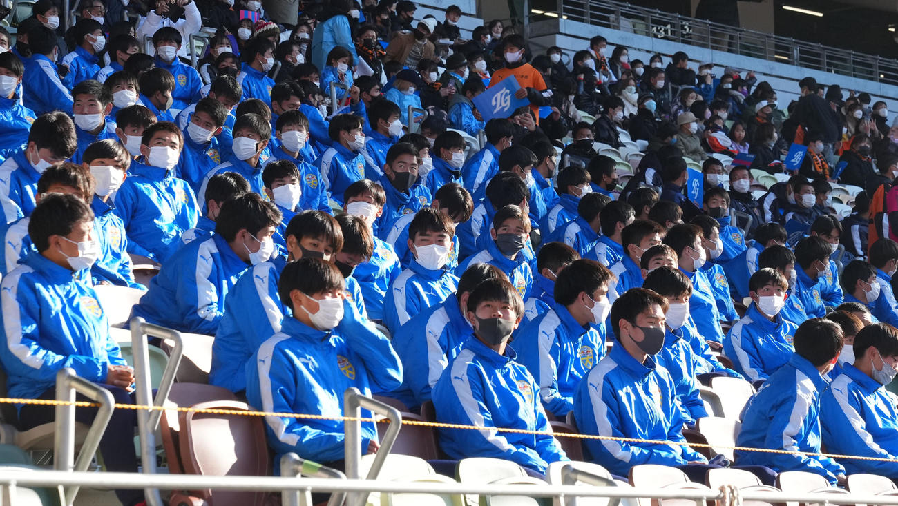 スタンドから高川学園－青森山田戦を観戦する大津イレブン（撮影・横山健太）