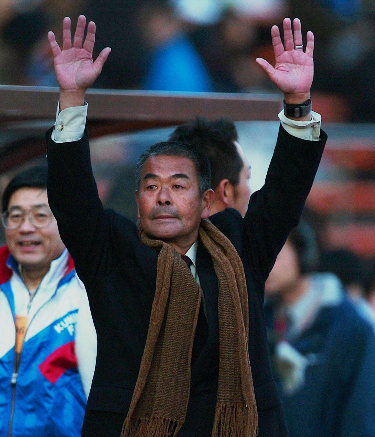 04年、スタンドに向かって手を振る国見・小嶺総監督