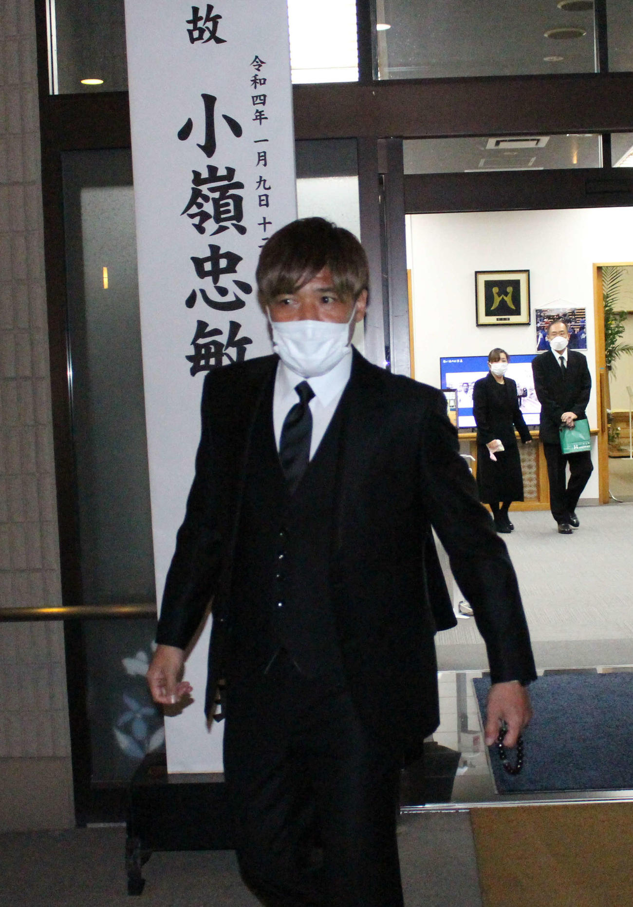 小嶺忠敏さんの通夜に訪れた大久保氏（撮影・菊川光一）