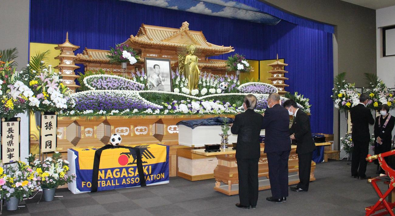 小嶺忠敏さんの遺影が飾られた祭壇に多くの弔問客が手を合わせた（撮影・菊川光一）