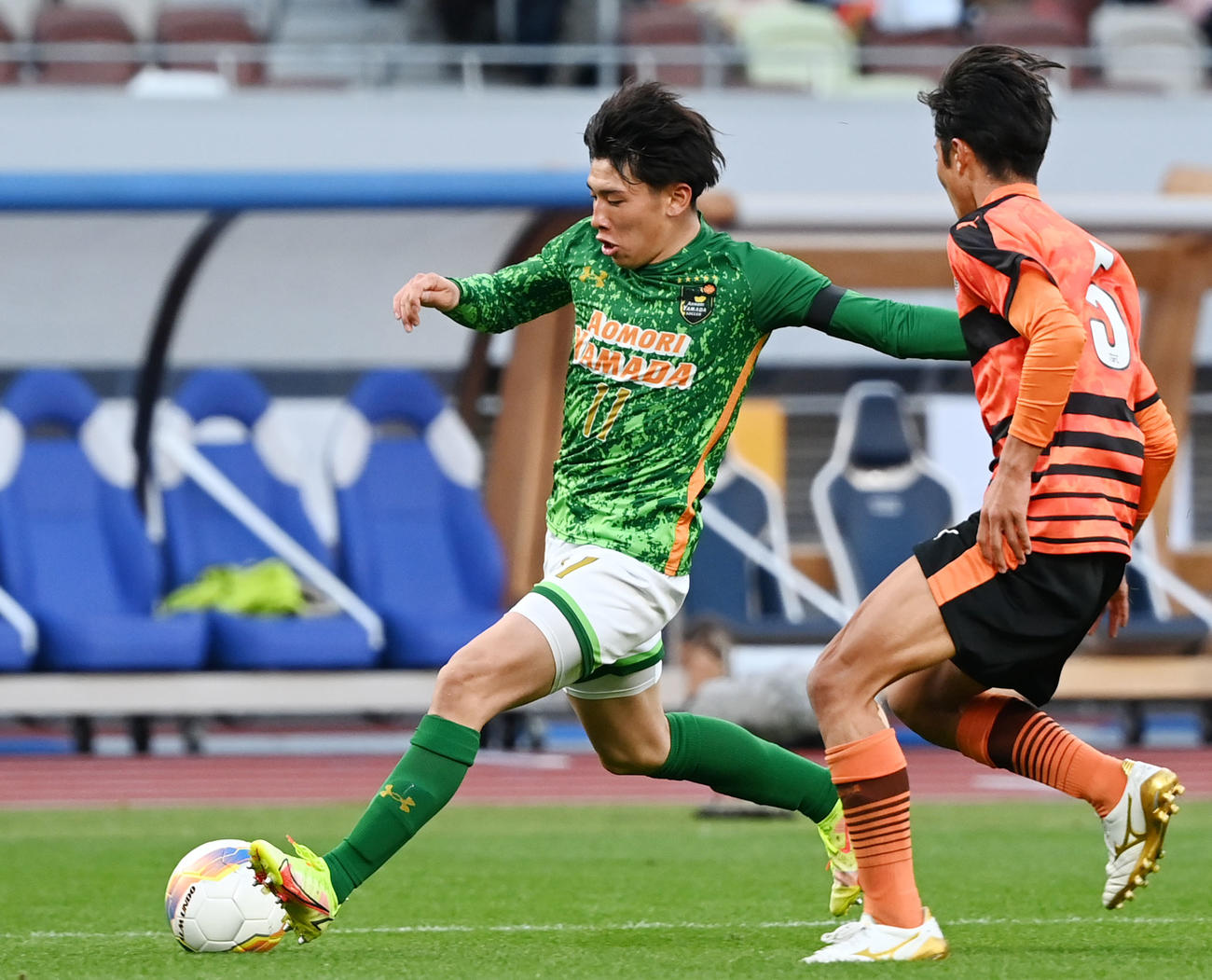 後半、ドリブルする青森山田・藤森（左）（撮影・横山健太）
