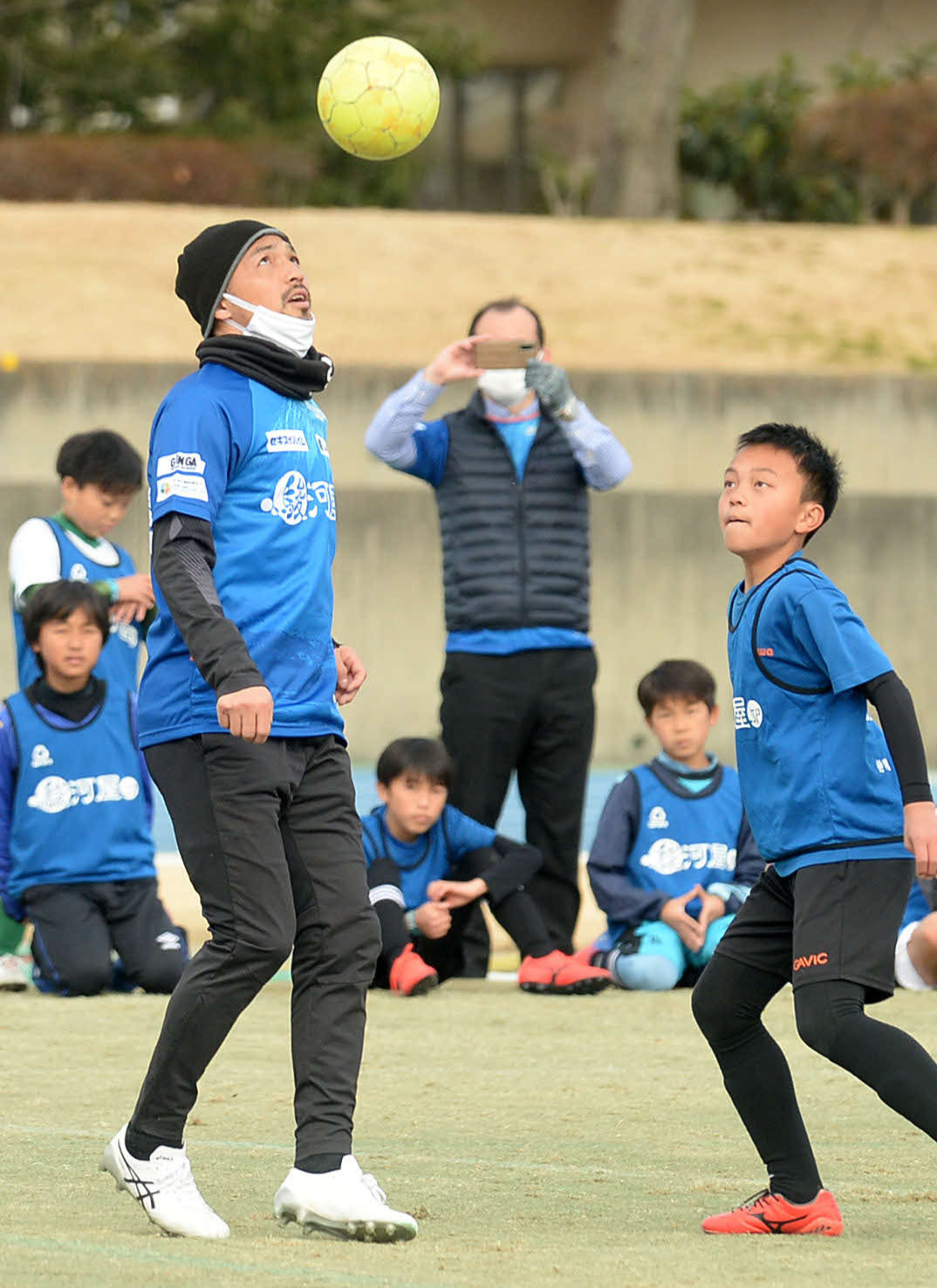 ミニゲームでリフティングを披露する札幌小野
