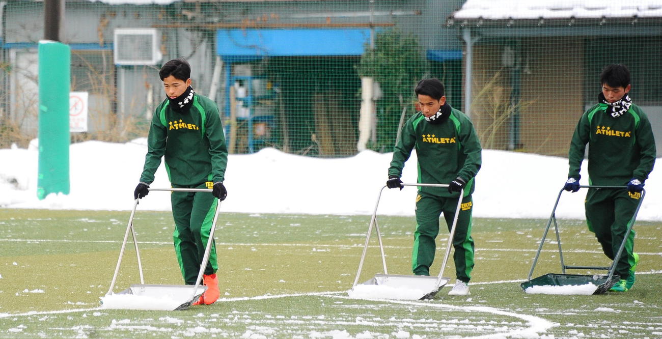 練習前に雪かきをする帝京長岡の選手たち