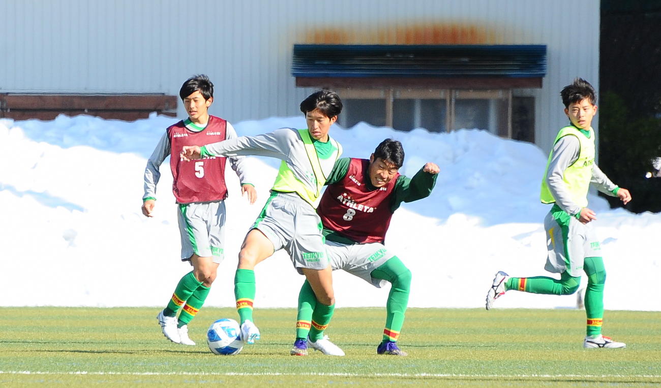 紅白戦で激しくボールを奪い合う帝京長岡の選手たち