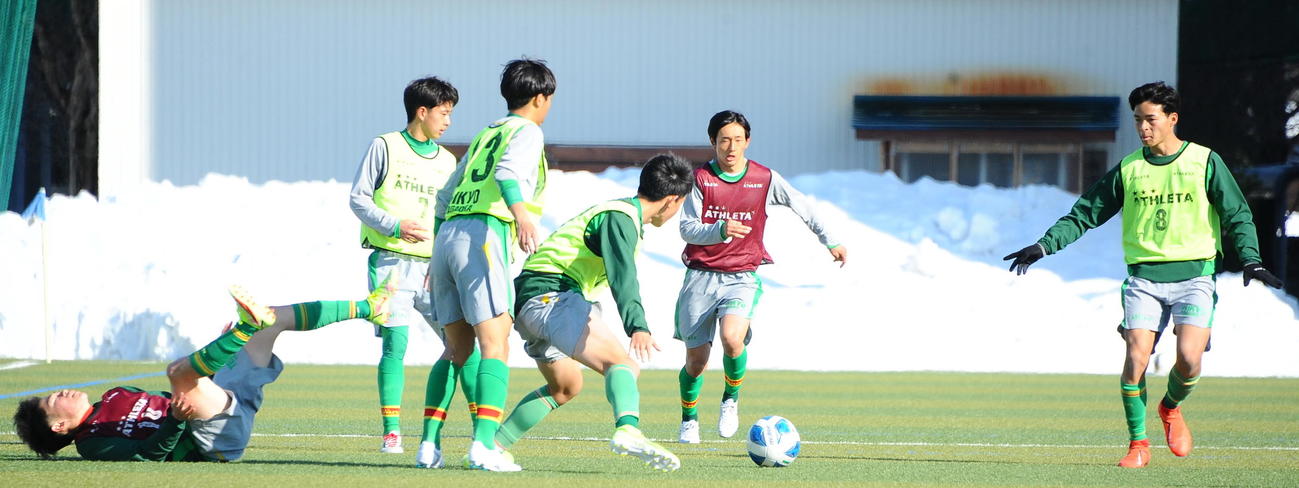 紅白戦でボールを奪いにいく帝京長岡の新主将・桑原航太（右）