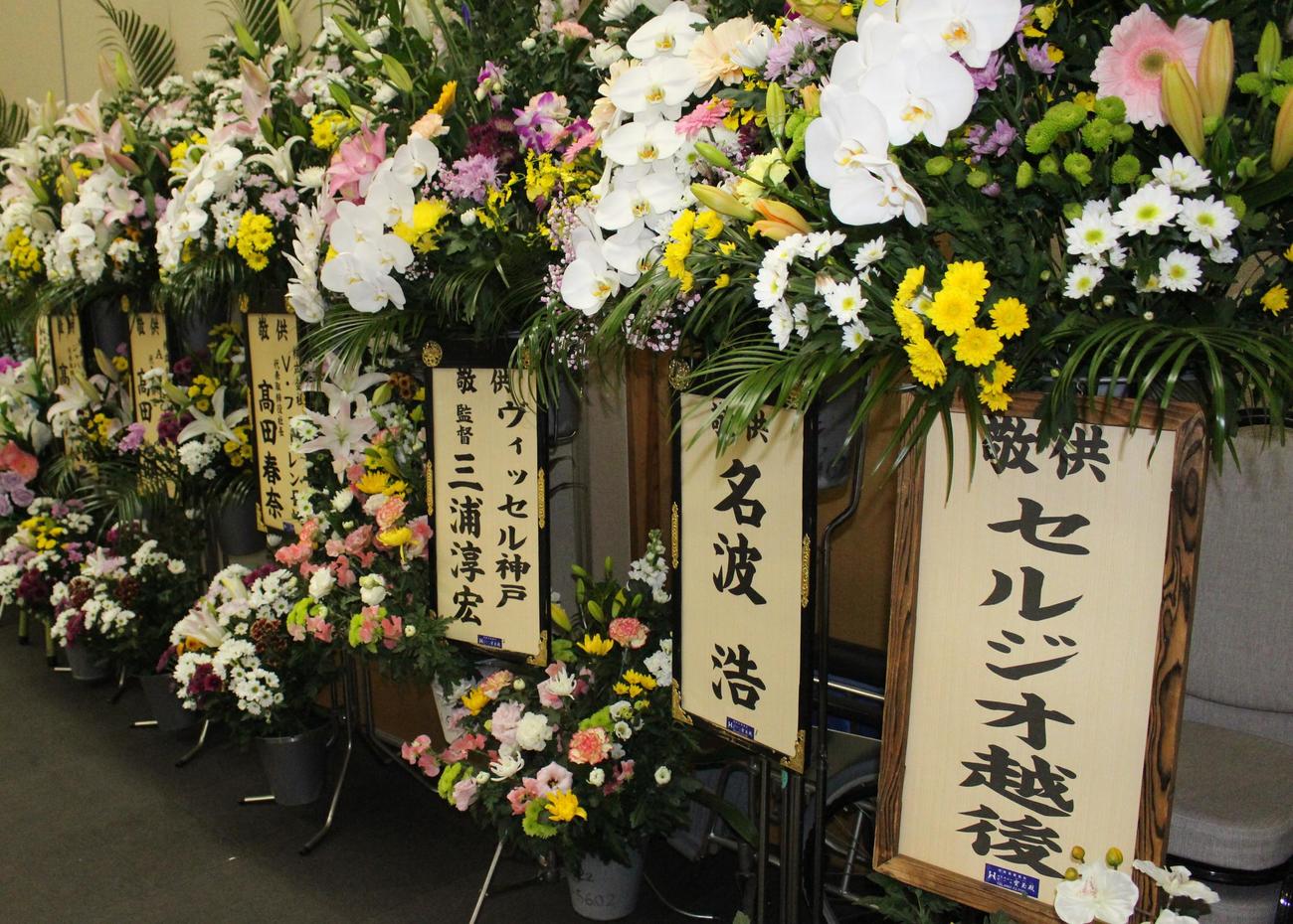 小嶺忠敏さんの葬儀には各界からの弔花が届けられた（撮影・菊川光一）