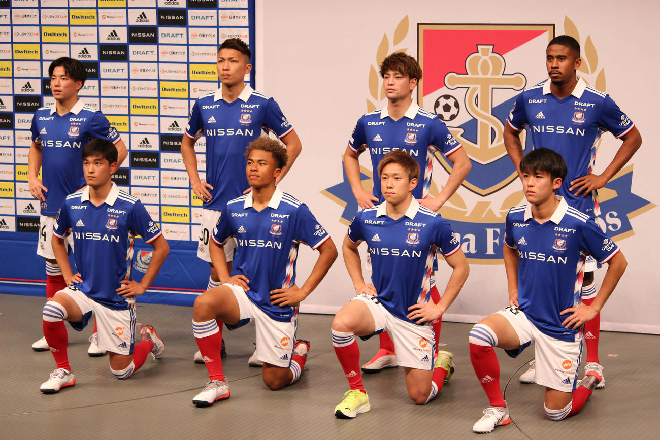 前列左からMF山根、MF藤田、DF小池、DF西田、後列左からMF吉尾、FW西村、DF永戸、FWンダウ・ターラ