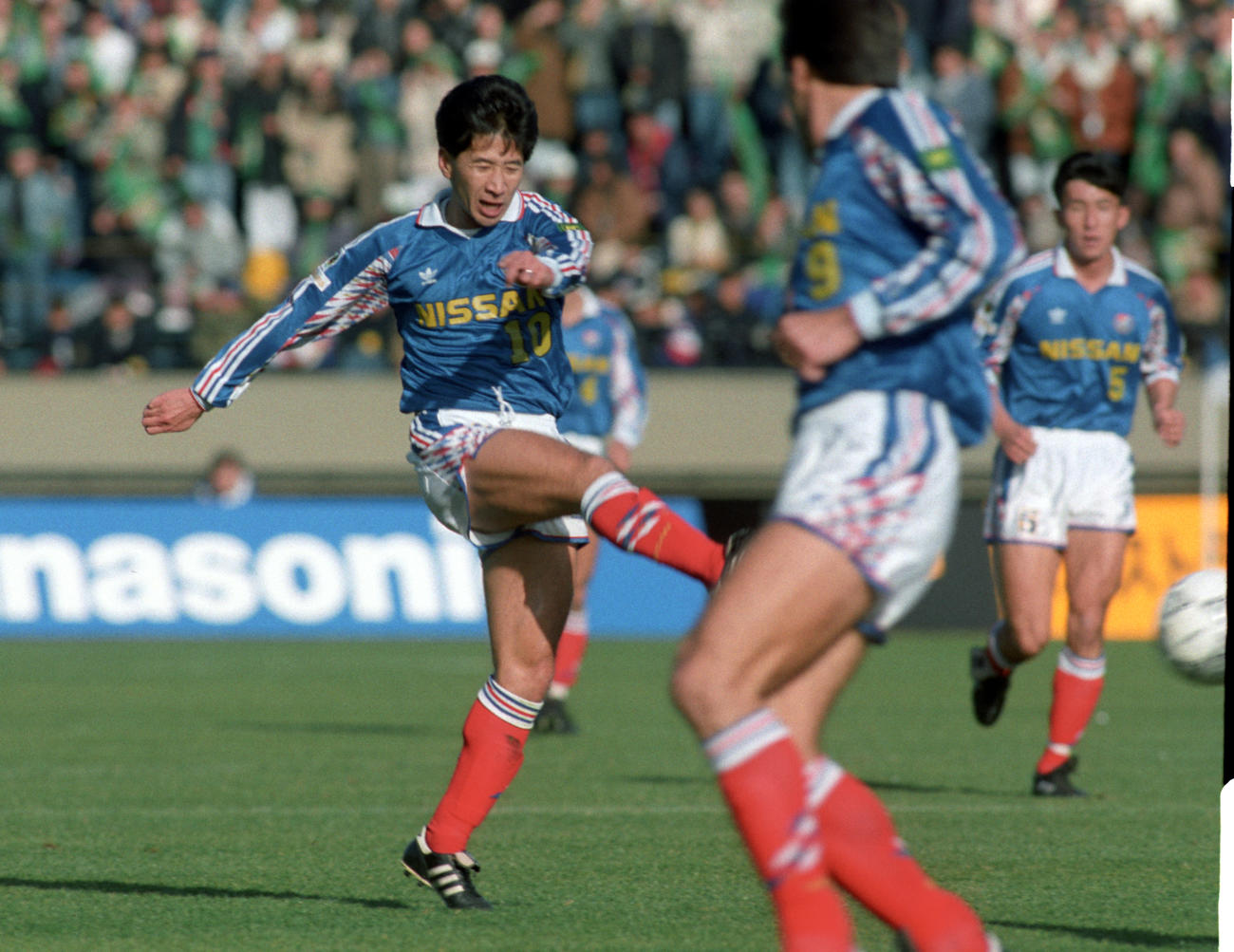 第72回天皇杯・決勝戦　日産対読売　シュートを放つ日産MF木村和司（93年1月1日撮影）