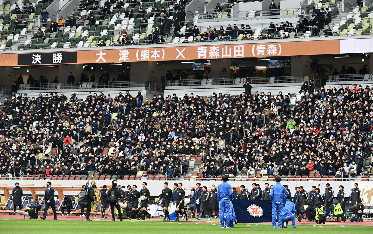 大津対青森山田　入場する両校選手たち（撮影・横山健太）