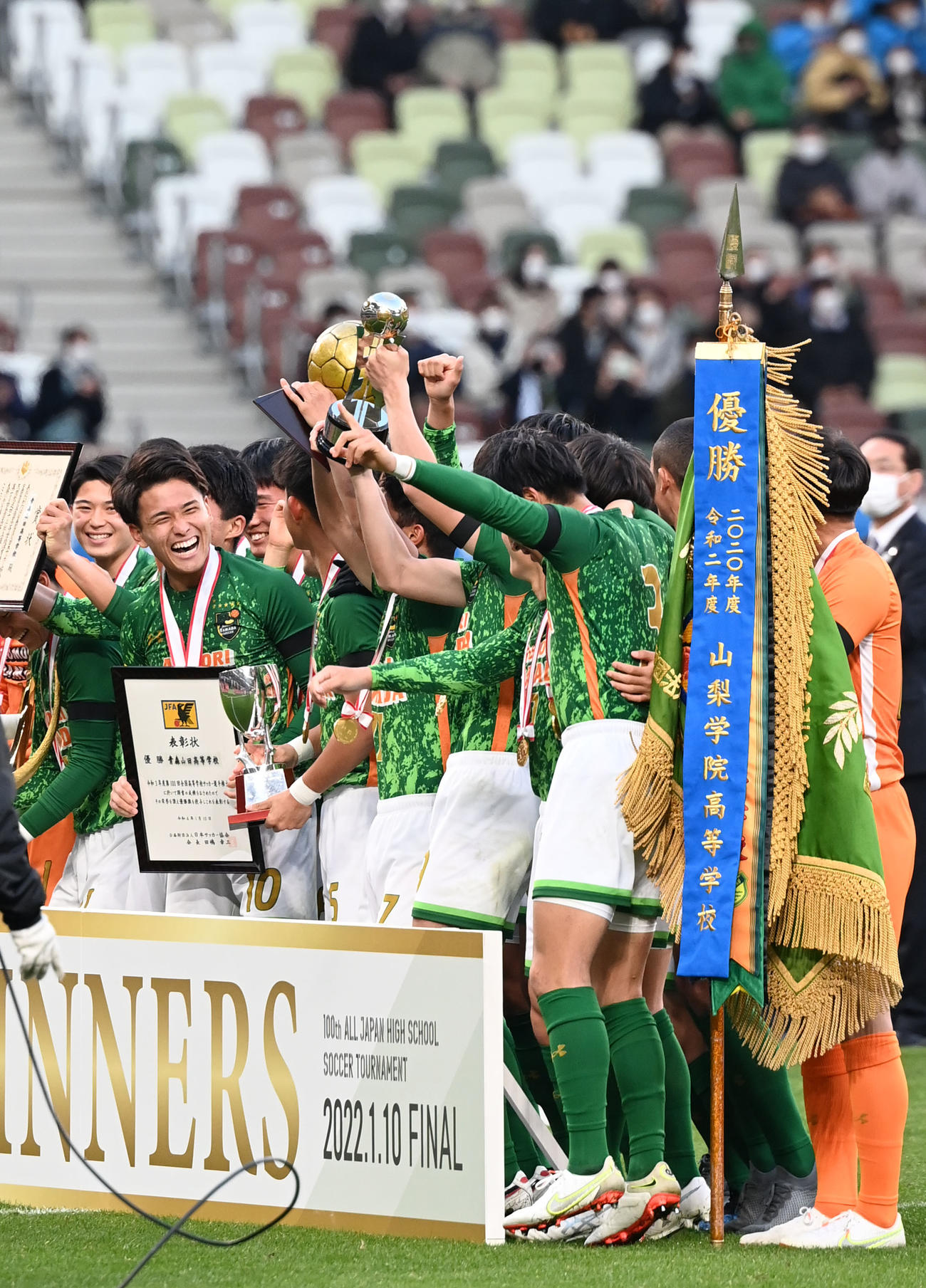 大津対青森山田　歓喜の輪の中で笑顔を見せる青森山田・松木（左から2人目）（撮影・横山健太）