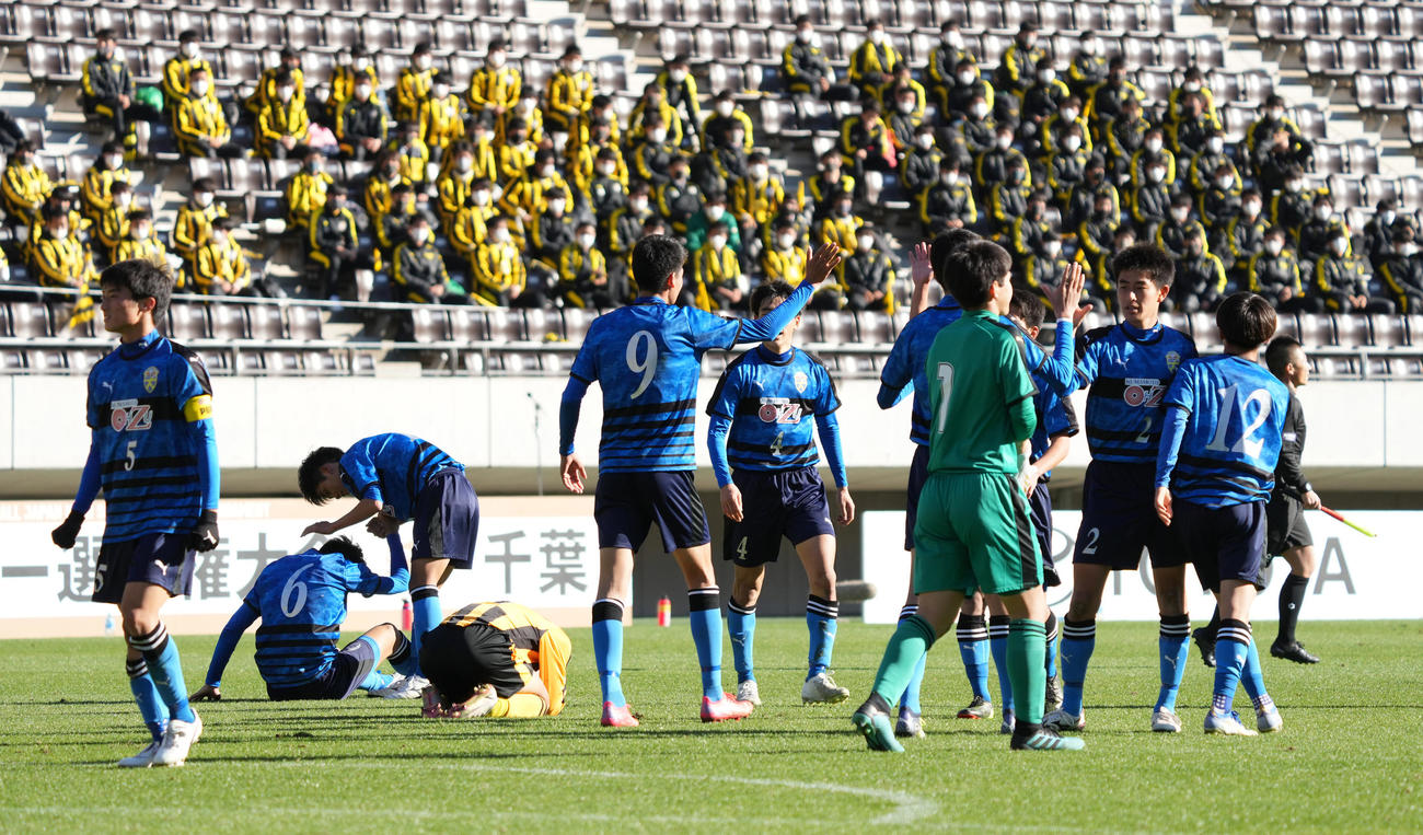 大津対前橋育英　準決勝進出を果たし歓喜に沸く大津イレブン（撮影・小沢裕）