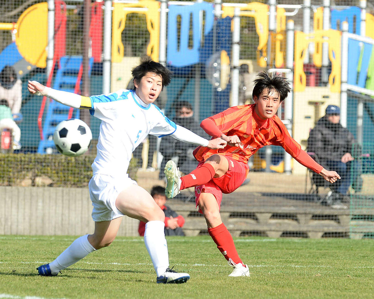 左足ミドルで自身3点目を決める磐田西・杉本（右）