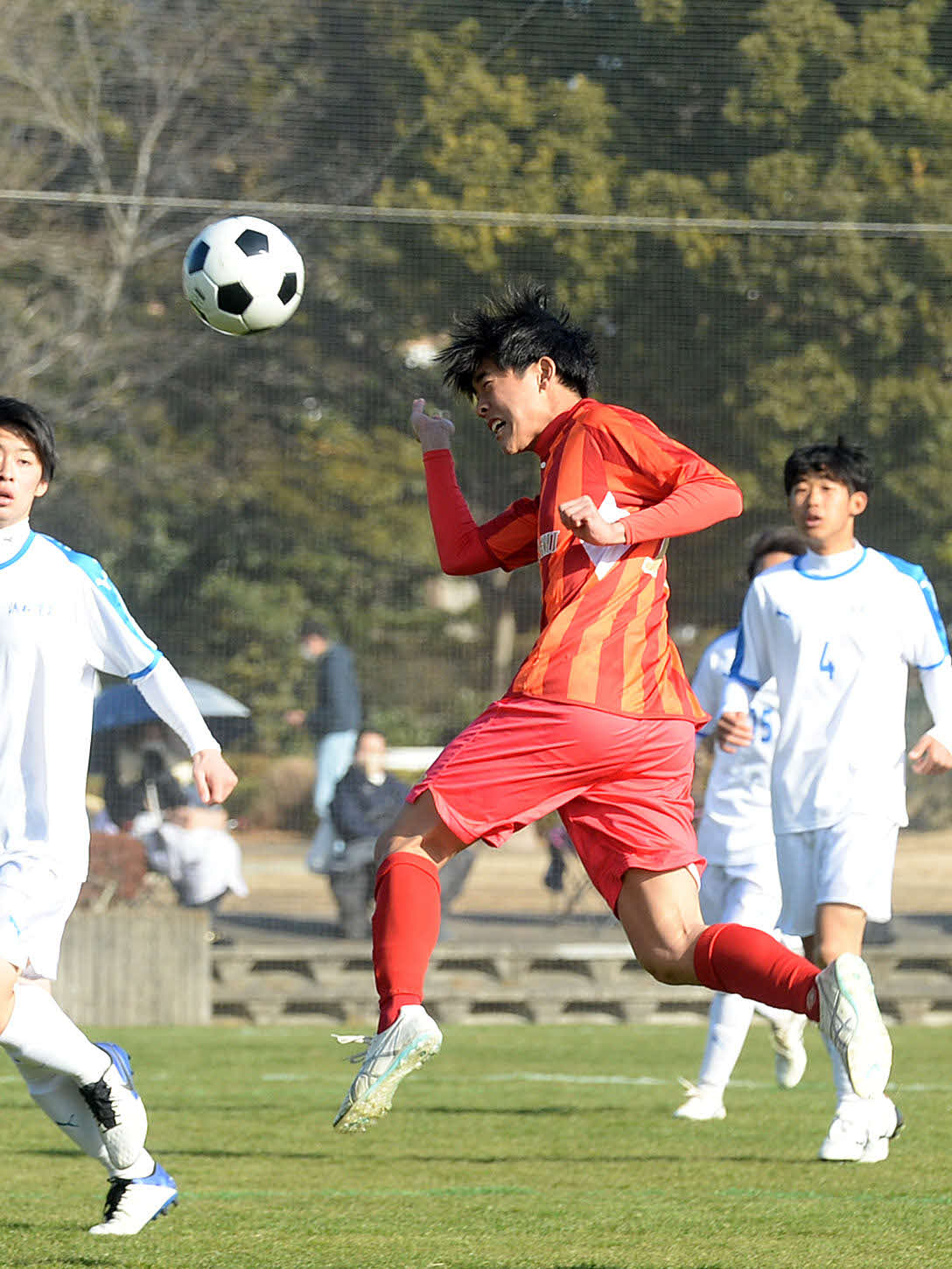 ヘディングで先制点を決める磐田西・杉本（中央）