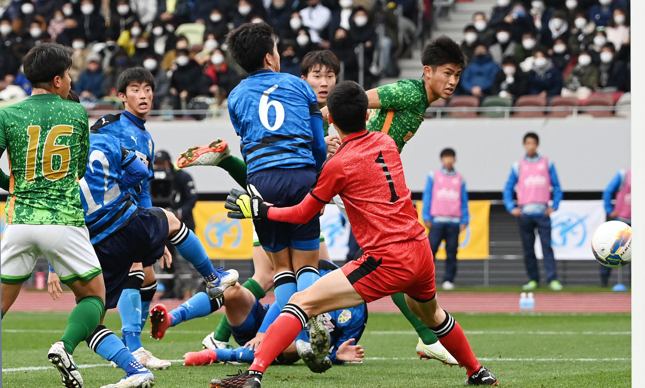 大津対青森山田　前半、ゴールを決める青森山田・丸山（右）（撮影・横山健太）