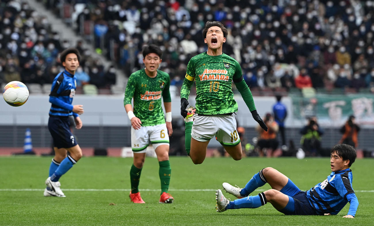 大津対青森山田　前半、激しいタックルを受ける青森山田・松木（右から2人目）（撮影・横山健太）
