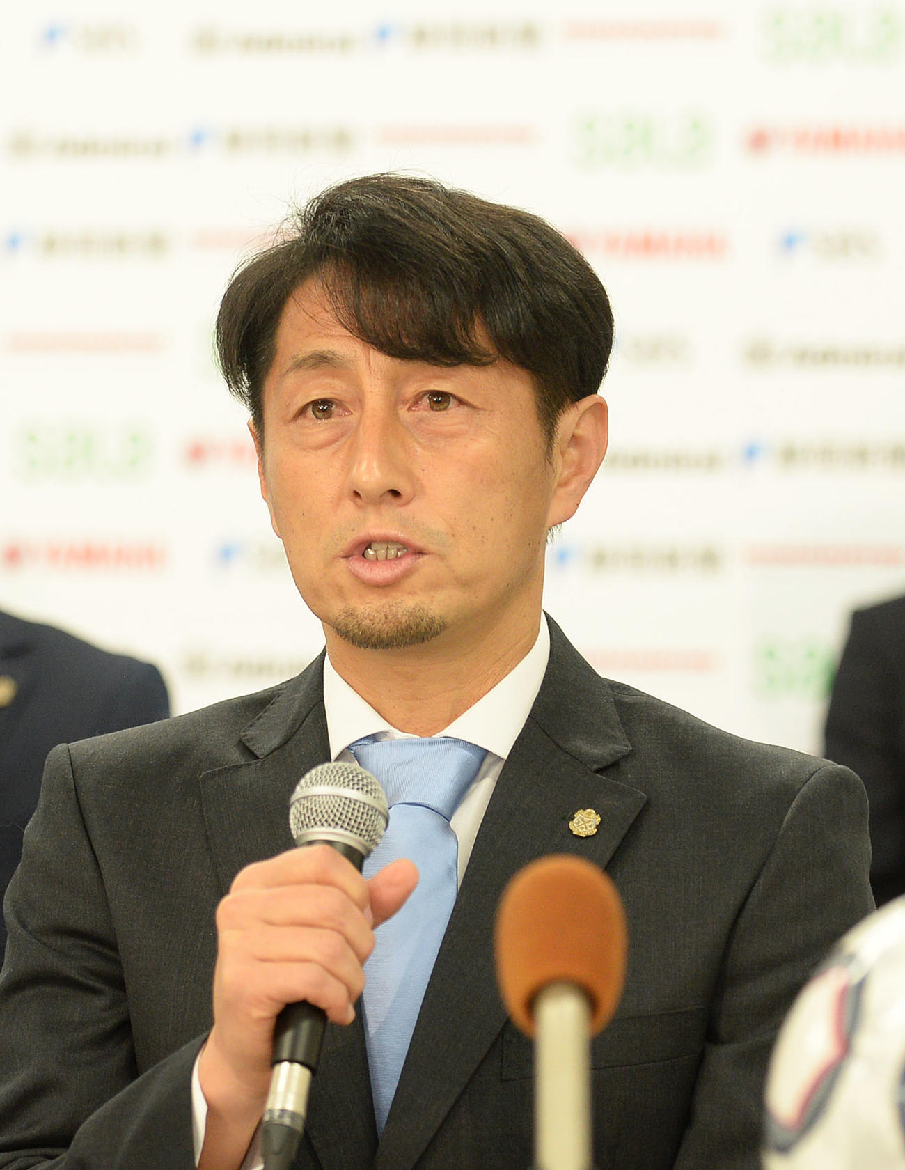 今季に懸ける思いを語る磐田の伊藤新監督