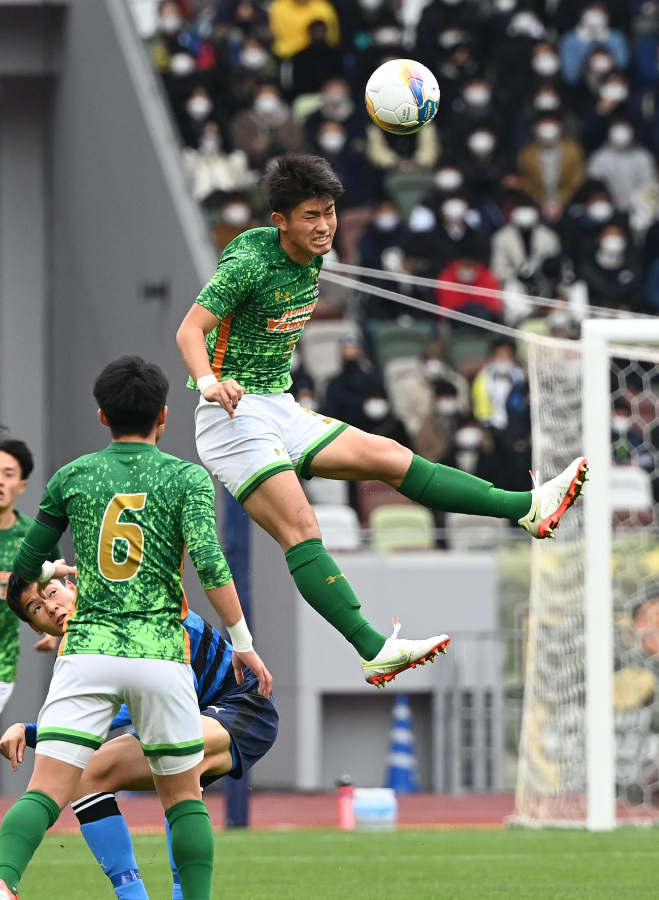 大津対青森山田　前半、ヘディングでクリアする青森山田・丸山（撮影・横山健太）