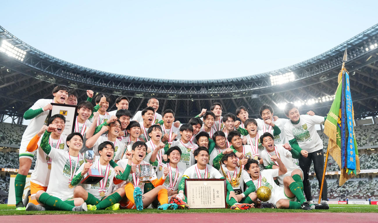 大津対青森山田　選手権優勝を合わせ史上初の3冠を達成し歓喜する青森山田イレブン（撮影・横山健太）