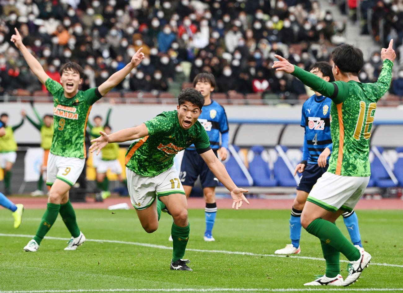 大津対青森山田　後半、ゴールを決め雄たけびを上げる青森山田・渡辺（中央）（撮影・横山健太）