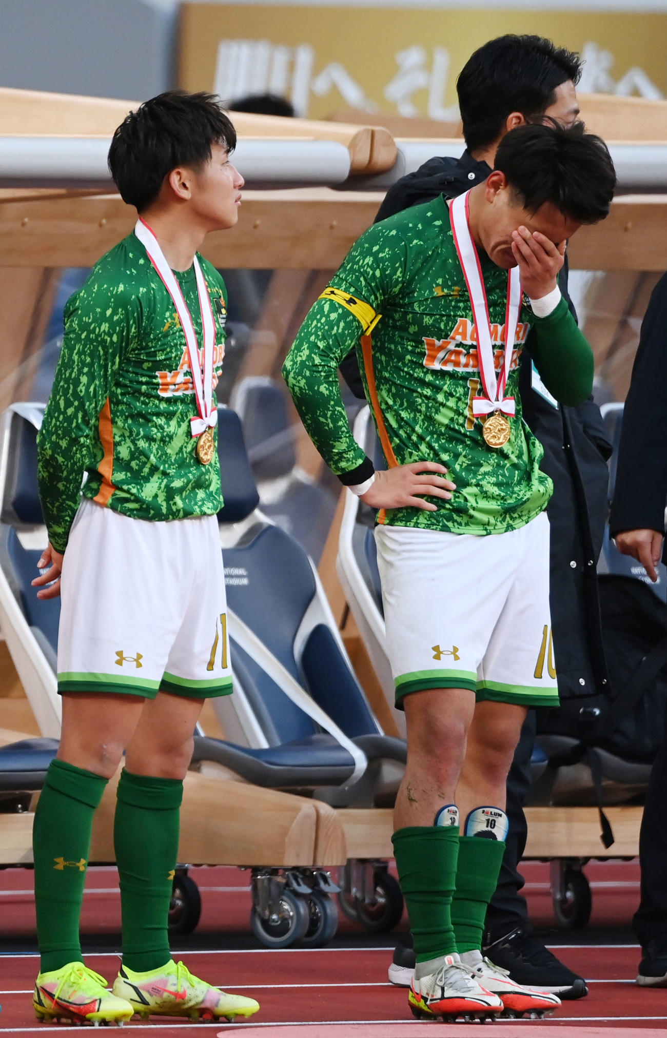 大津対青森山田　優勝を果たし涙を流す青森山田・松木（右）（撮影・横山健太）
