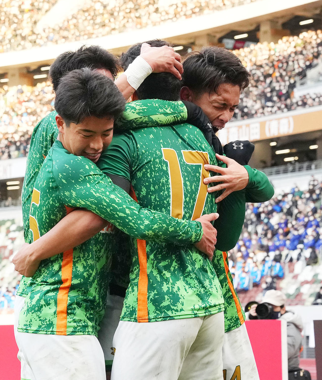 大津対青森山田　後半、ゴールを決めた青森山田・渡辺星（手前）を抱き締める松木（右）ら（撮影・横山健太）