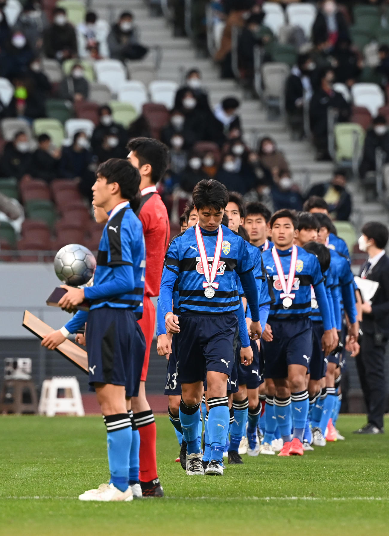 決勝で敗れ肩を落とす大津イレブン（撮影・横山健太）