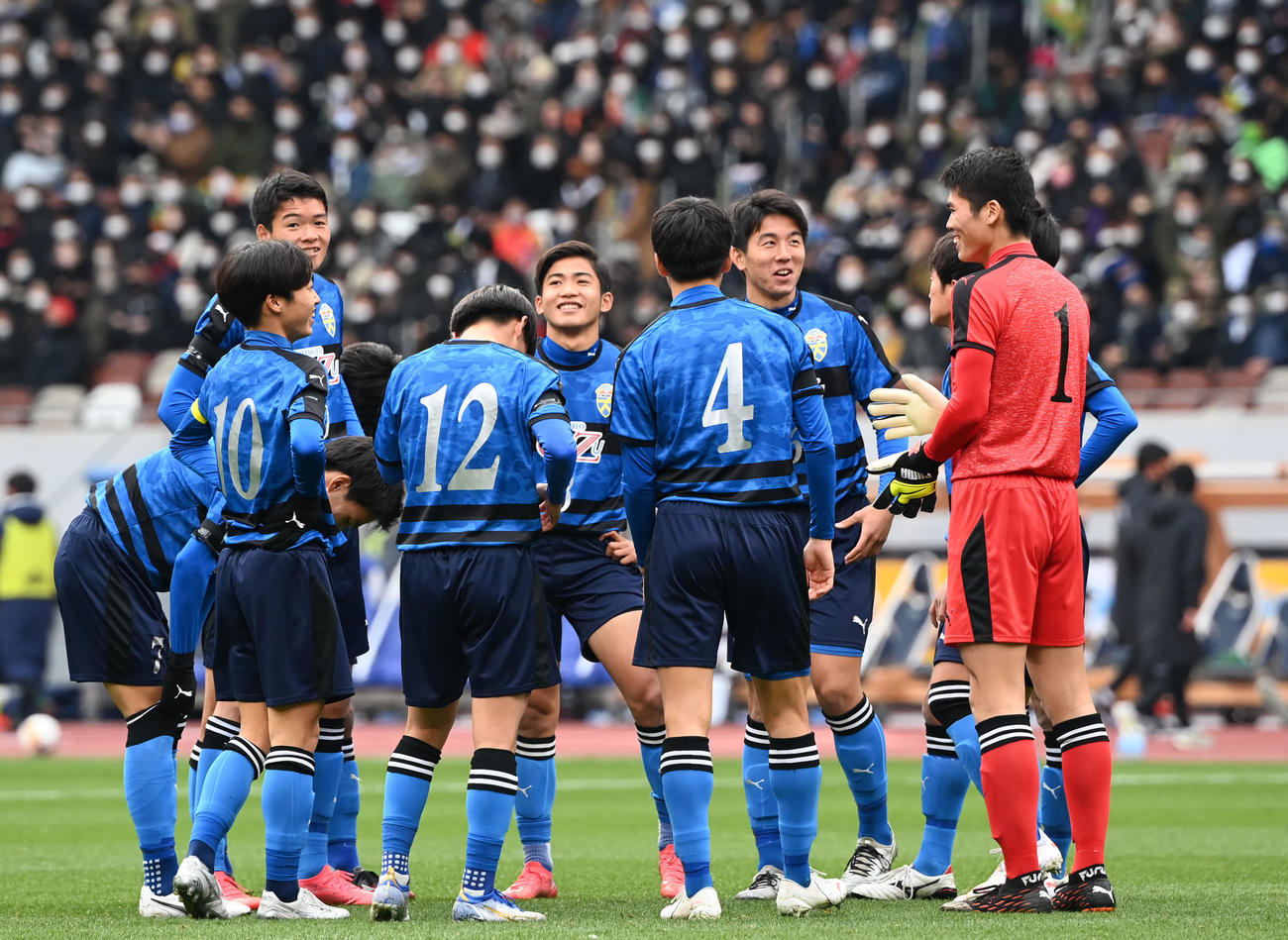 大津対青森山田　前半、試合前に笑顔で円陣を組む大津イレブン（撮影・横山健太）