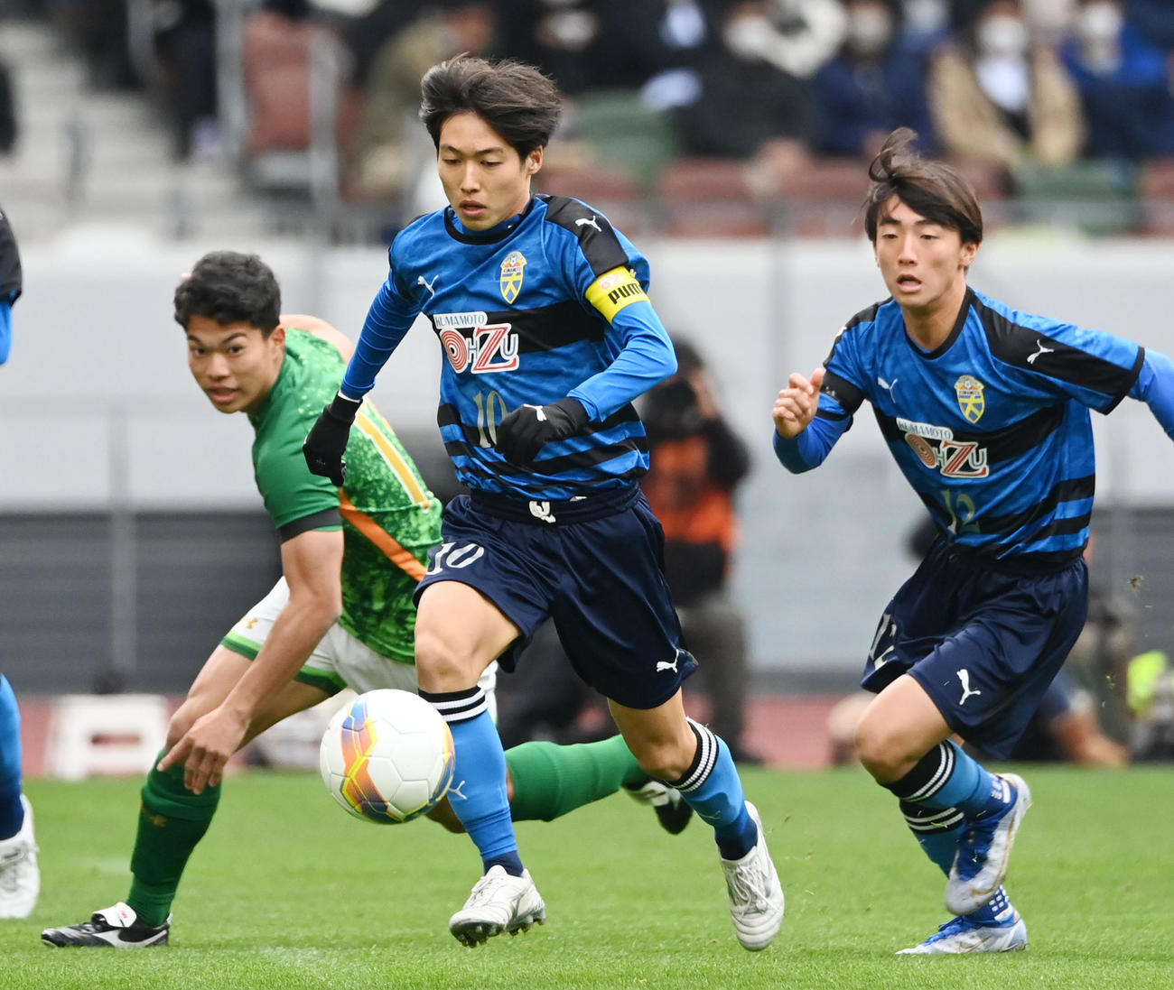 大津対青森山田　前半、ドリブルする大津・森田（中央）（撮影・横山健太）