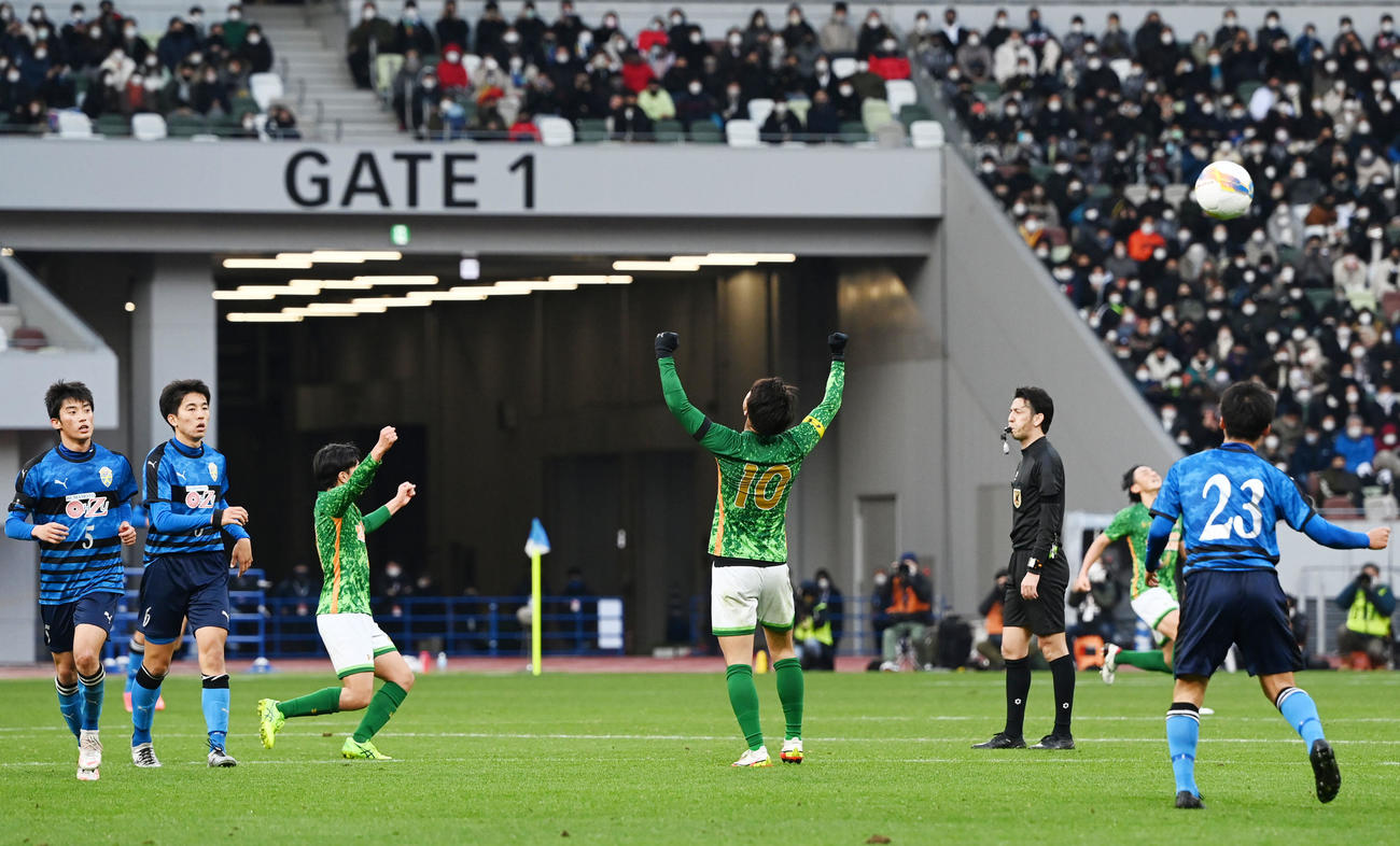 大津対青森山田　試合終了のホイッスルが鳴り拳を突き上げる青森山田・松木（中央）（撮影・横山健太）
