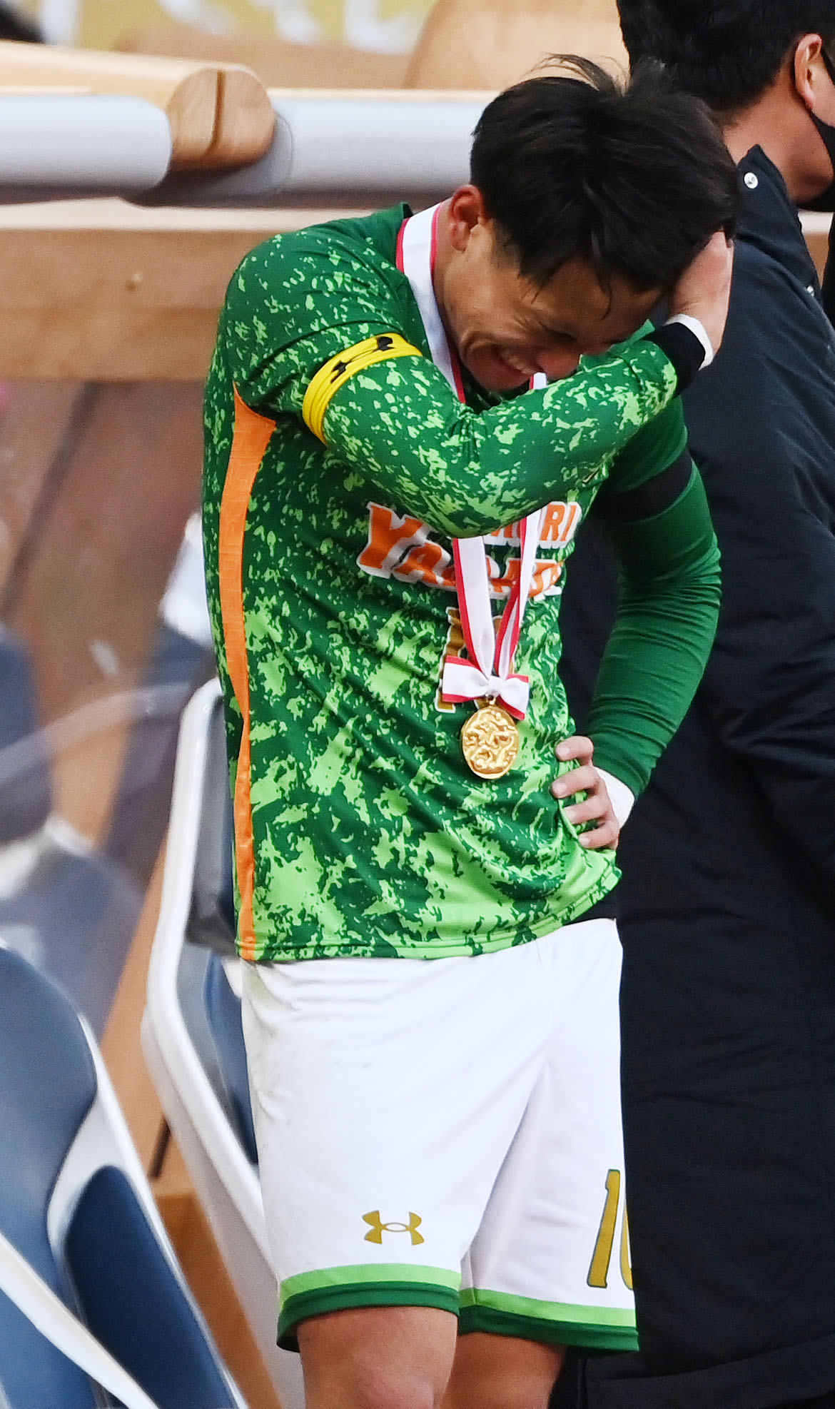 優勝を果たし涙を流す青森山田・松木（撮影・横山健太）