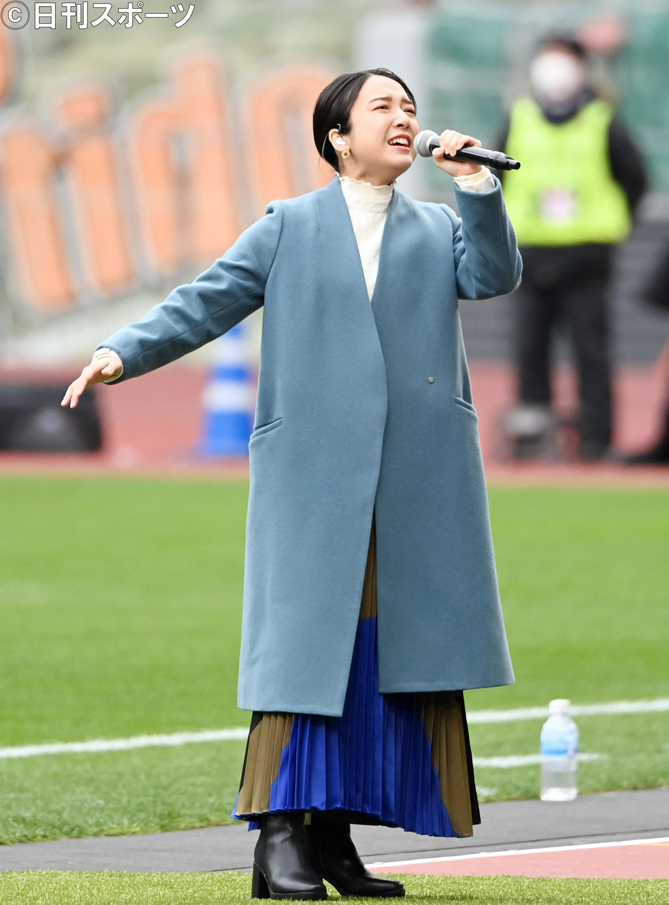 全国高校サッカー選手権・決勝の大津－青森山田戦の試合前LIVEで熱唱する上白石萌音（撮影・横山健太）