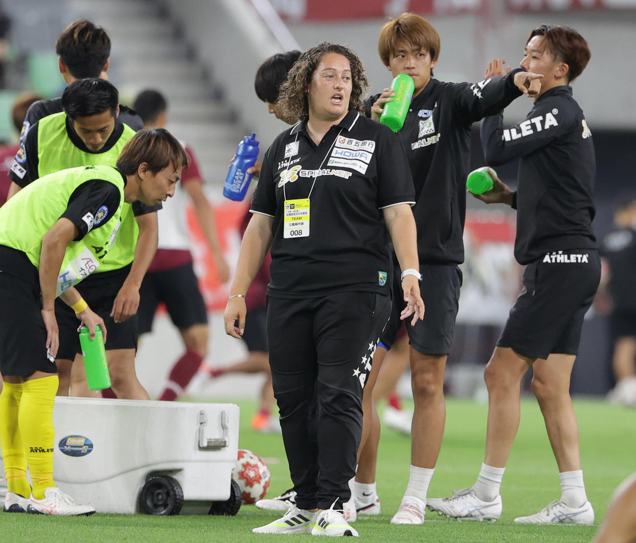 試合前練習をみる鈴鹿ポイントゲッターズのミラグロス・マルティネス監督（中央）＝2021年6月16日