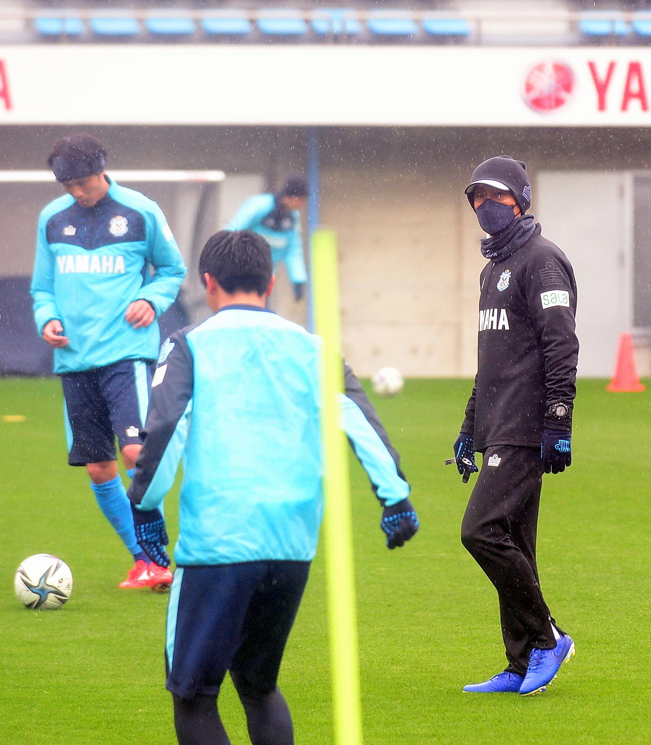 雨の中、練習を見守る磐田伊藤監督（右）