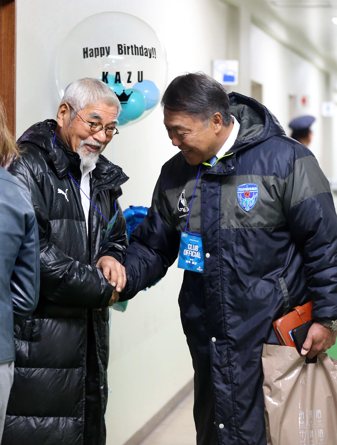横浜FC奥寺会長（右）と握手を交わすカズの父宣雄氏＝2017年2月26日