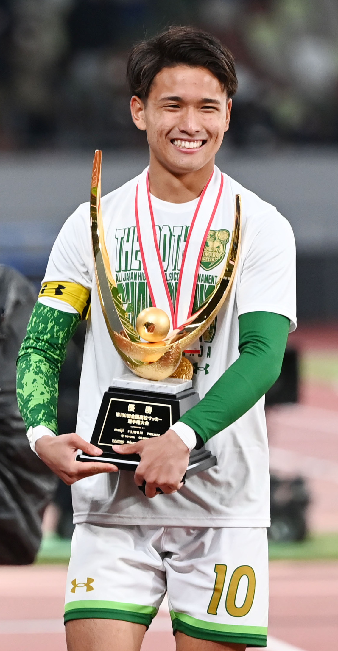 カップを手に笑顔を見せる青森山田・松木（2022年1月10日撮影）