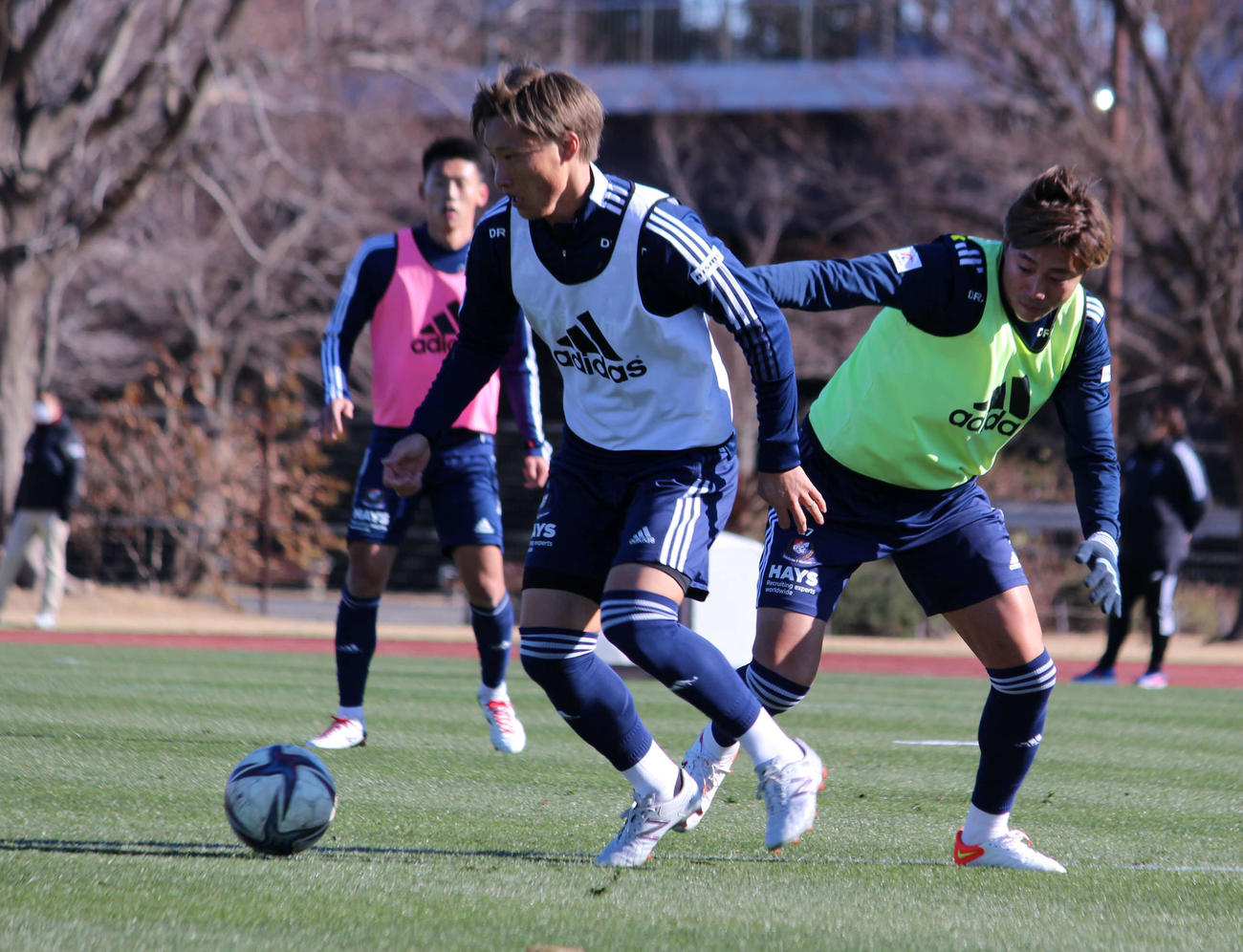 全治半年の大けがから復帰を目指す横浜DF畠中（中央）。右はDF松原