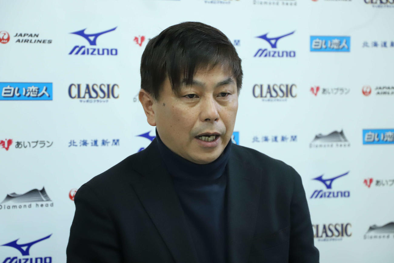 J1札幌を運営するコンサドーレの代表取締役GMに就任し会見に臨む三上氏（C）2022 CONSADOLE