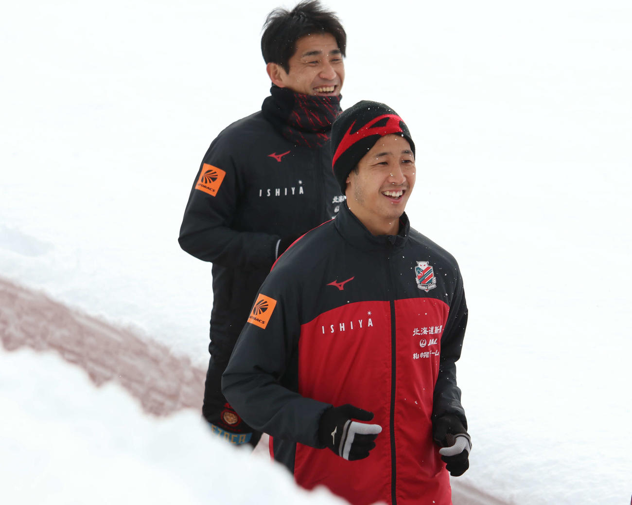 ランニング中に笑顔を見せる札幌青木（手前）（撮影・山崎純一）