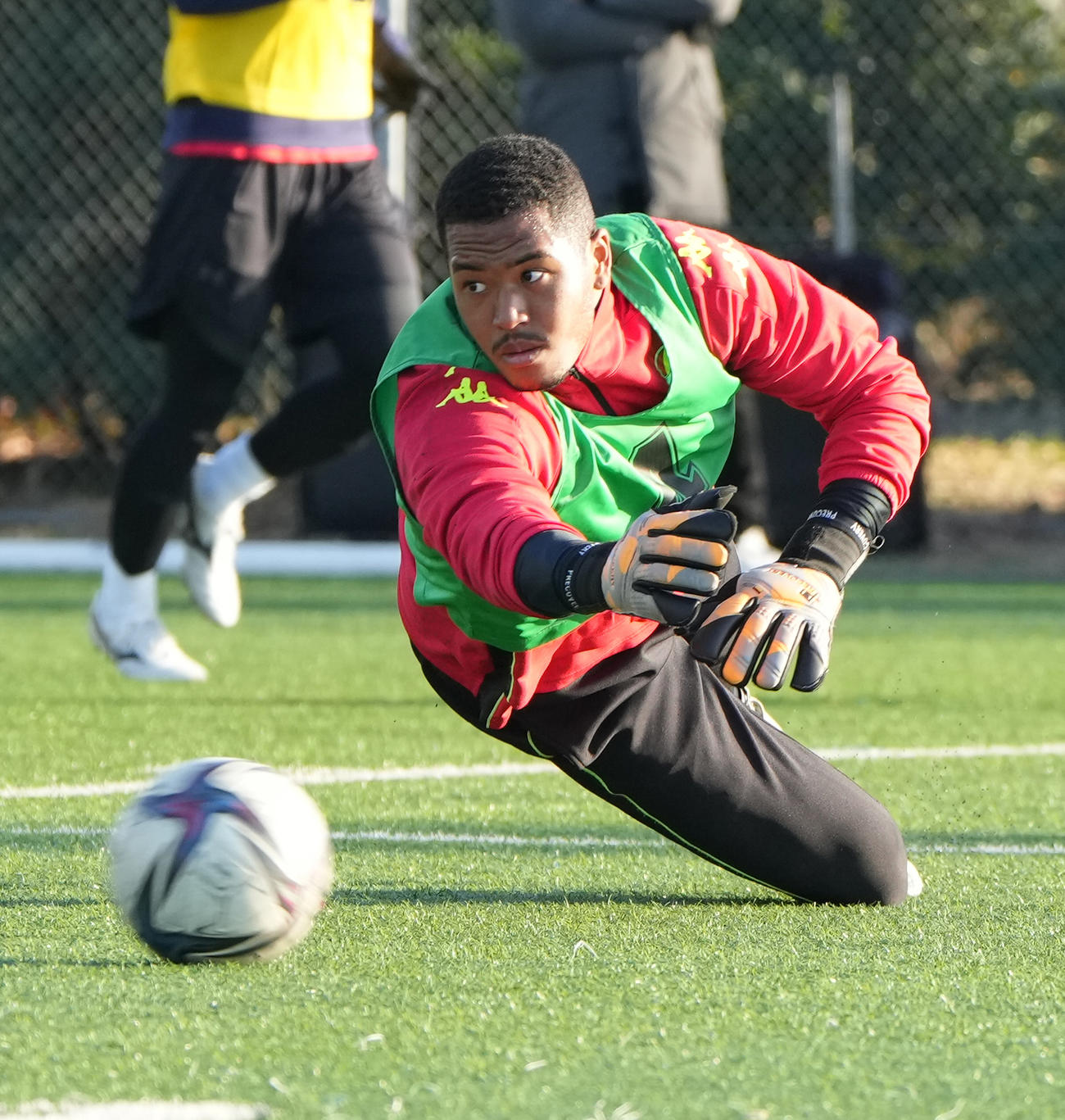 2021 JPFAトライアウト午後の部、試合形式前の練習に臨むGK相沢ピーターコアミ（2021年12月9日撮影）