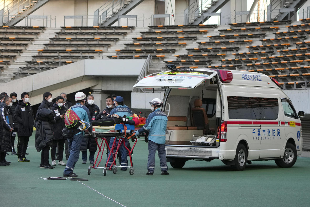 2021 JPFAトライアウト午後の部、試合形式の前半、負傷したGK相沢ピーターコアミは担架で固定され救急搬送される（2021年12月9日撮影）