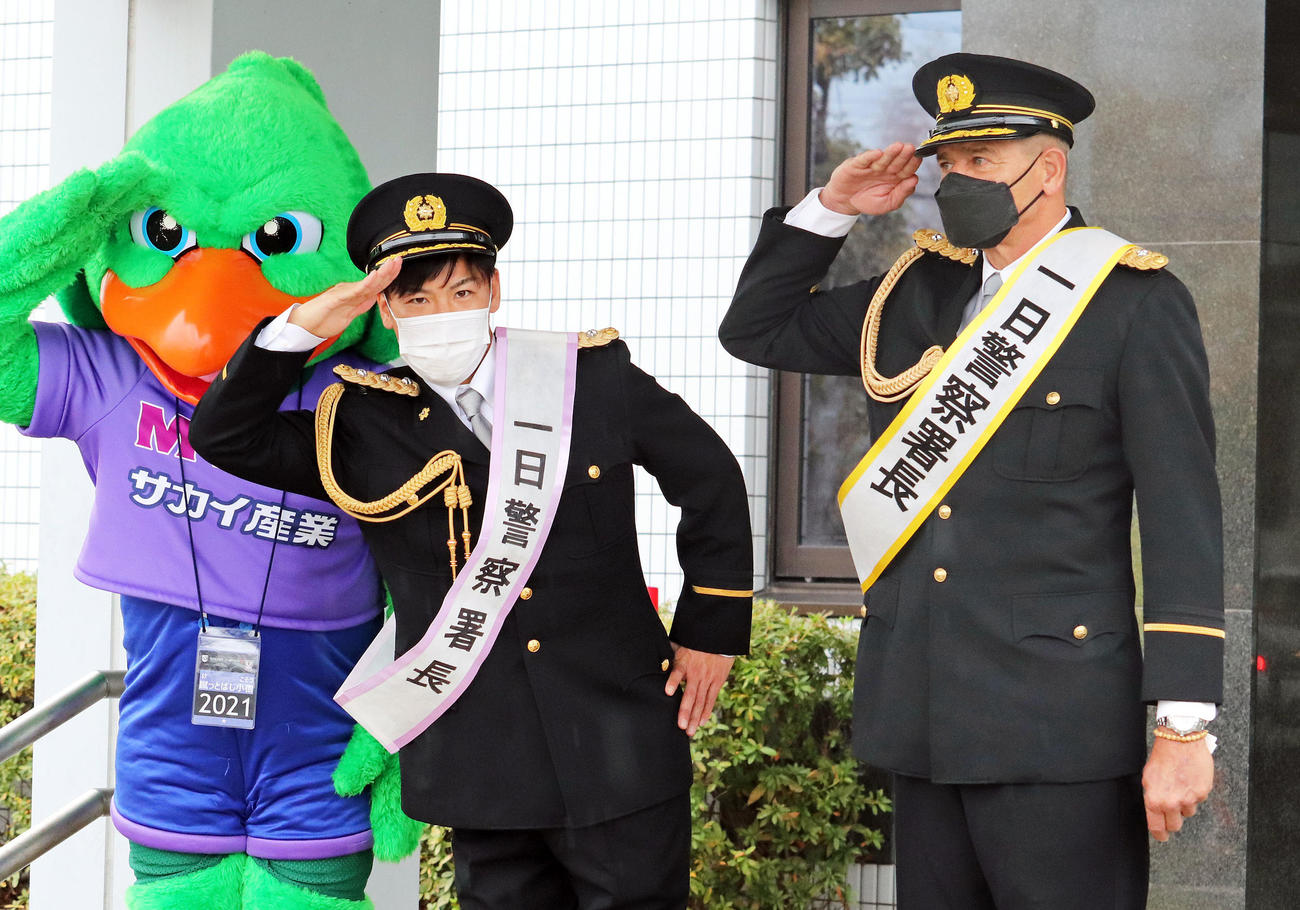 敬礼ポーズを決める、藤枝シジマールGKコーチ（右）と杉田（中央）。左はクラブ公式マスコットの蹴っとばし小僧(C)2022 FUJIEDA MYFC