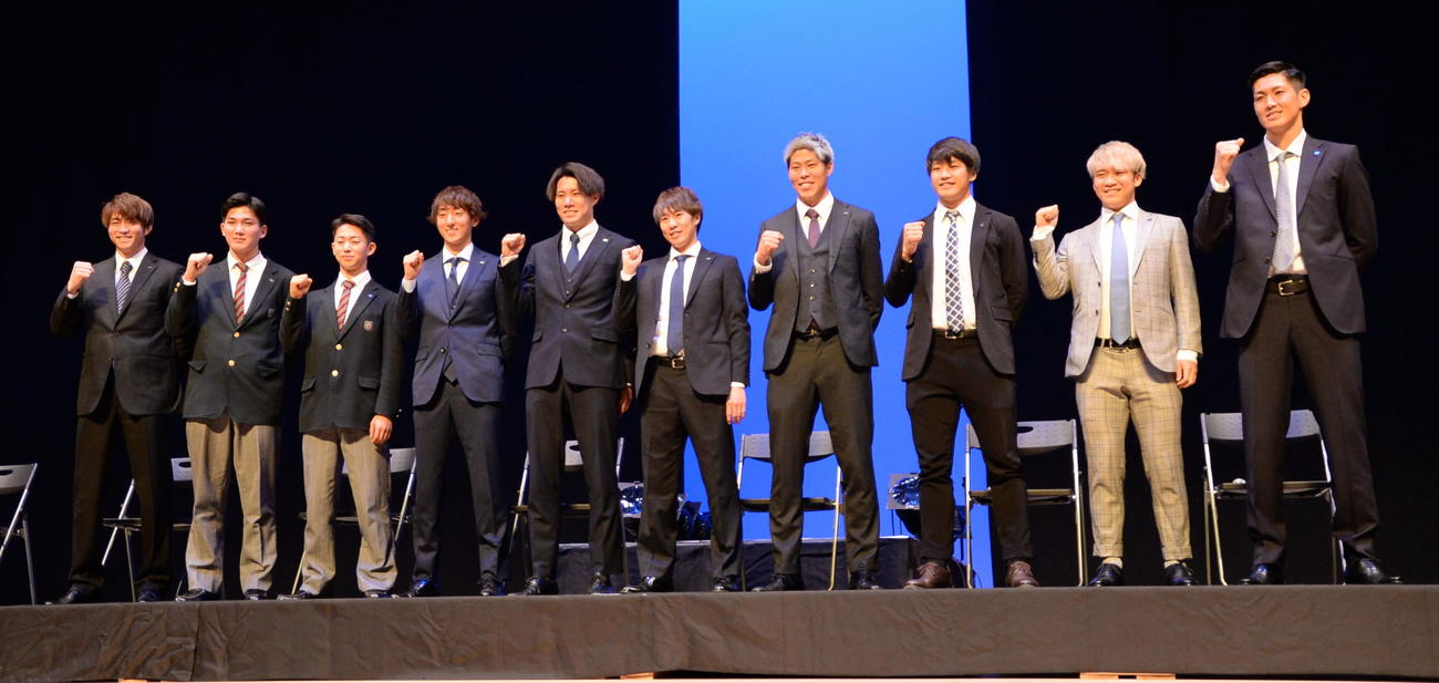 ガッツポーズする、左から木村、坂本、荒川、川井、横山、河合、鈴木、藤本、小西、後藤ら新加入選手