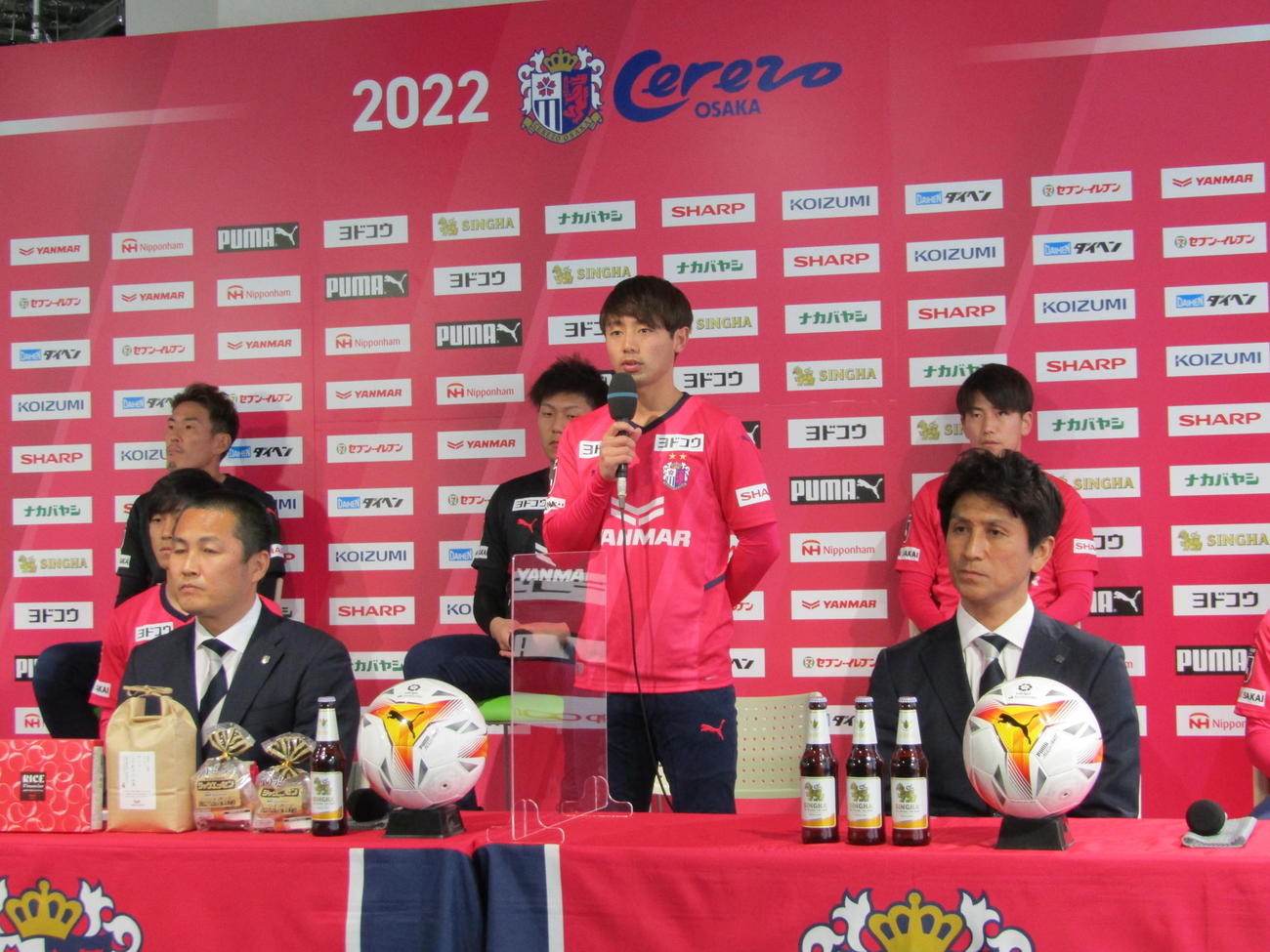 C大阪の新加入会見に臨んだ鈴木徳真（中央）