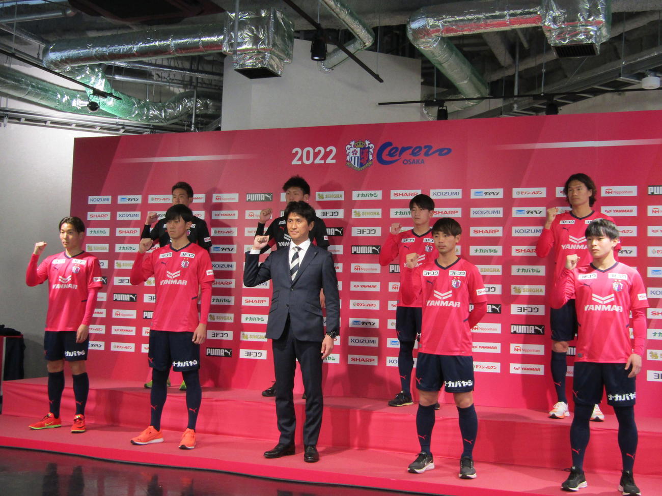 C大阪に新加入した、前列左から山中亮輔、毎熊晟矢、小菊昭雄監督、鈴木徳真、岡沢昂星、後列同、清水圭介、真木晃平、中原輝、山下達也